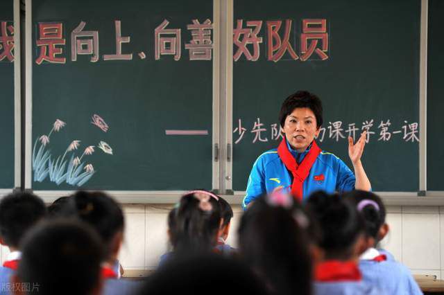 黄利辉（段奕宏 饰）曾是一位怯于在疆场上同日军搏杀的抗日兵士，战争曩昔，中国年夜地又堕入了新的纷争。1946年，在故乡难以保存的利辉服从母亲的放置，带着她赠予的小刀，远赴泰国投靠亲戚。但是说话欠亨，又有哮喘病的利辉在雇主家没做多久，便由于老板娘的无礼愤而出走，利辉拖着衰弱的身体，在泰国工人的冷笑把玩簸弄中，做苦力餬口，异国女童的细小善意此时同样成了他独一的心灵安慰，可旧日疆场上的可骇记忆缭绕在贰心头，令他在睡梦中铸下年夜错……漂泊泰国乡下的利辉全日被几个孩子骚扰，终究，贰心中的魔尽情爆发，令一切不成挽回……